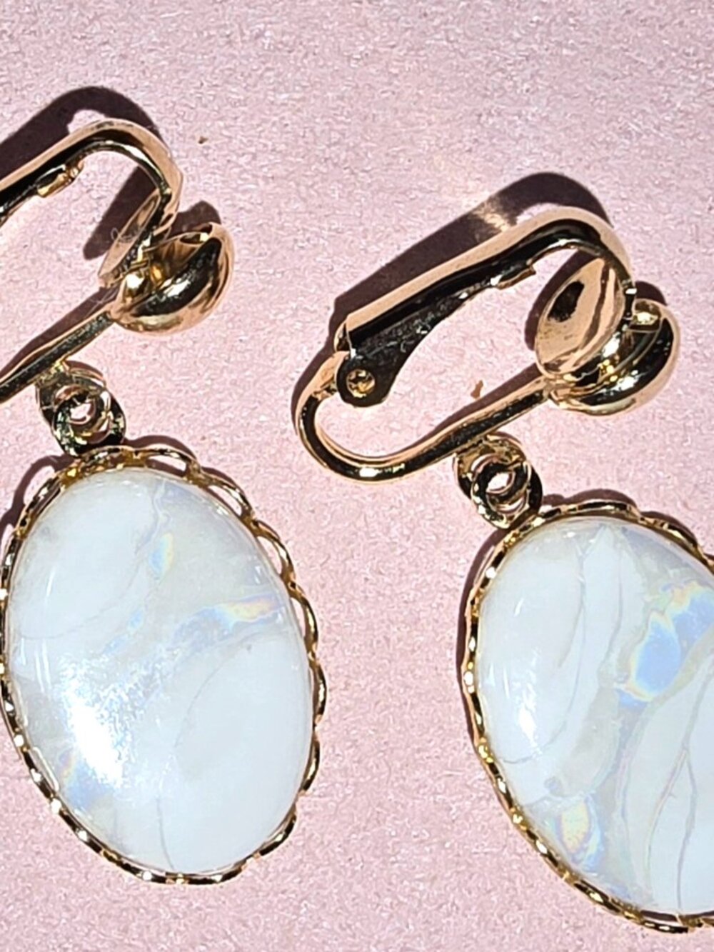 Vintage Gold Tone Iridescent Faux Opal Cabochon Pendant Necklace Clip-On Earring - Picture 3 of 9